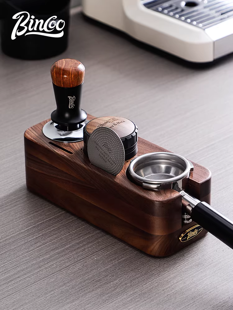 Bộ máy pha cà phê Bincoo có đế gỗ nguyên khối, kèm dụng cụ nén cà phê, dụng cụ phân phối cà phê, phụ kiện pha cà phê espresso, hộp đựng bã cà phê, hộp đựng đồ.