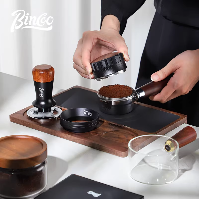 Bộ dụng cụ tamper cà phê Bincoo bằng gỗ nguyên khối, kèm giá đỡ, thanh đỡ góc quầy bar, thảm tamper đa năng 51/58mm