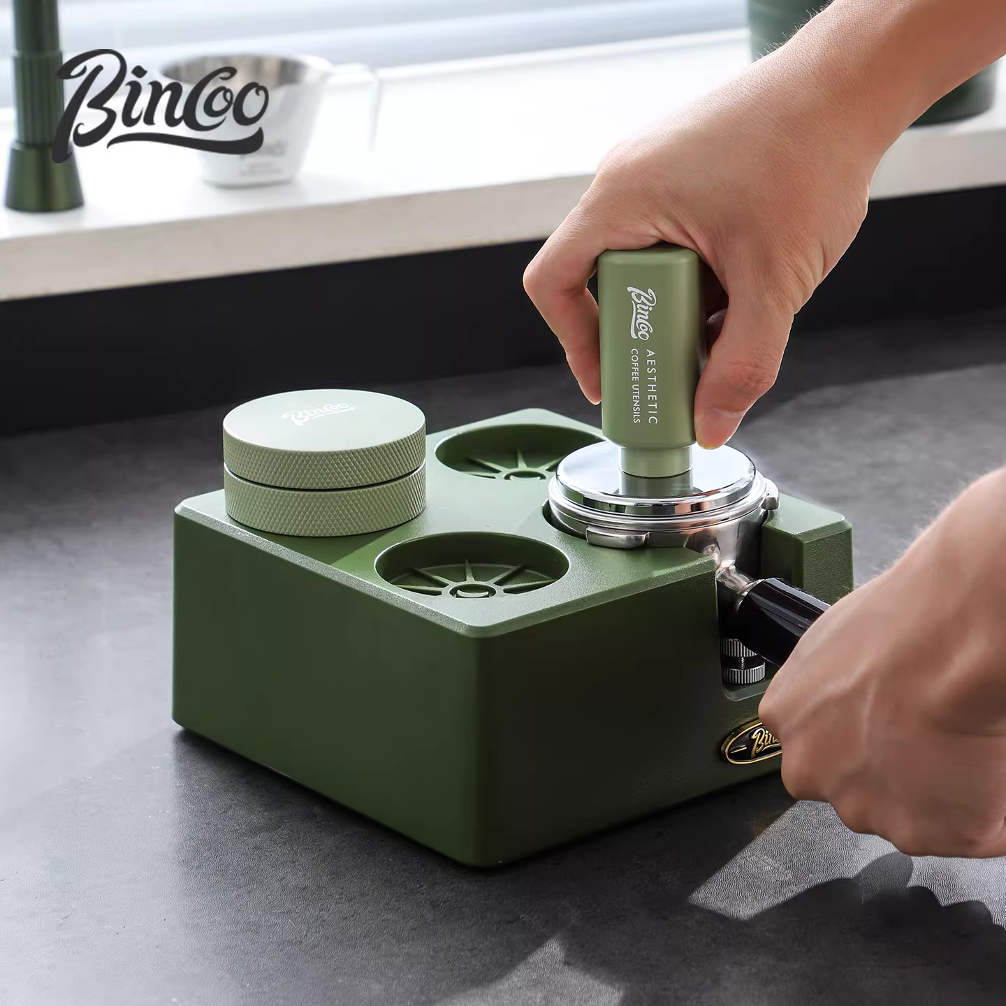 Bộ dụng cụ nén cà phê Bincoo gồm ba món: đế nén, dụng cụ phân phối, búa nén, tay cầm 51/58mm và giá đỡ.