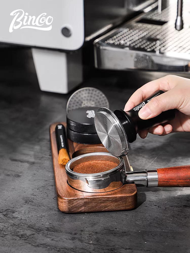 Đế ép cà phê Bincoo với hộp đựng bằng gỗ óc chó, dụng cụ phân phối bột, bàn chải, lưới phân phối nước phụ và dụng cụ ép.