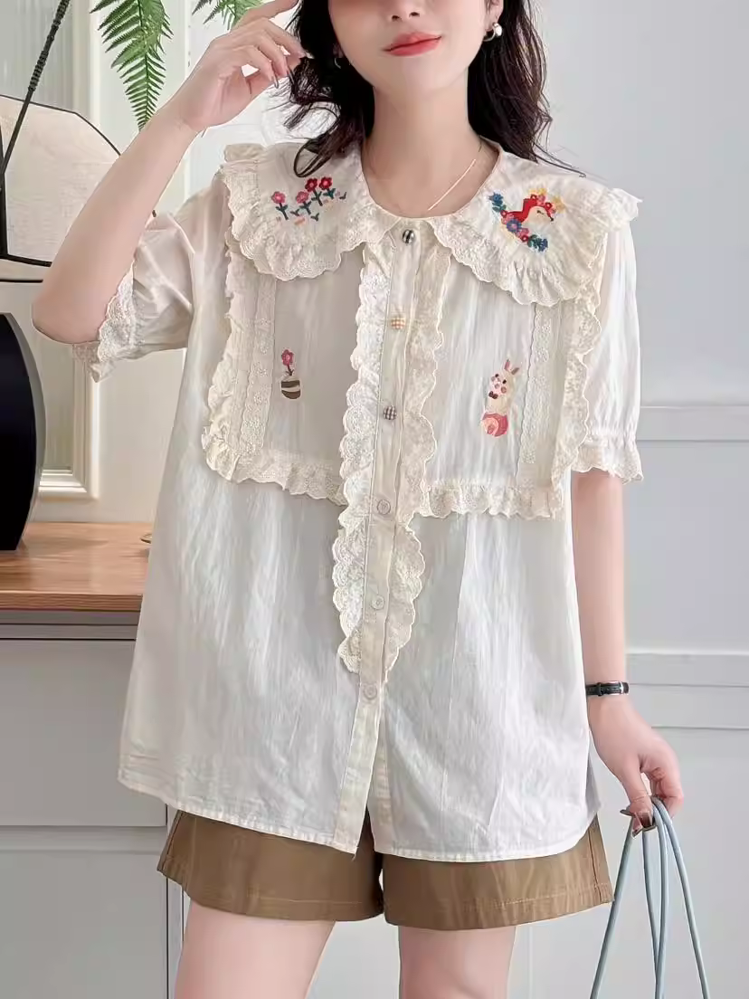 Áo sơ mi cotton thêu hoa tươi phong cách mới mùa hè 2025 Dream Box, cổ búp bê, tay ngắn, dáng rộng, kiểu dáng trẻ trung, phối ren