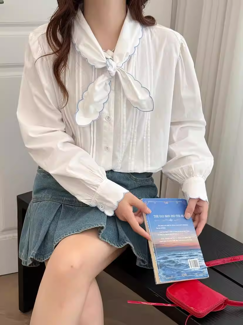 Áo sơ mi cotton xếp ly dáng rộng, cổ buộc dây chéo, tay dài, kiểu dáng trẻ trung, Dream Box 2025 Thu Mới.