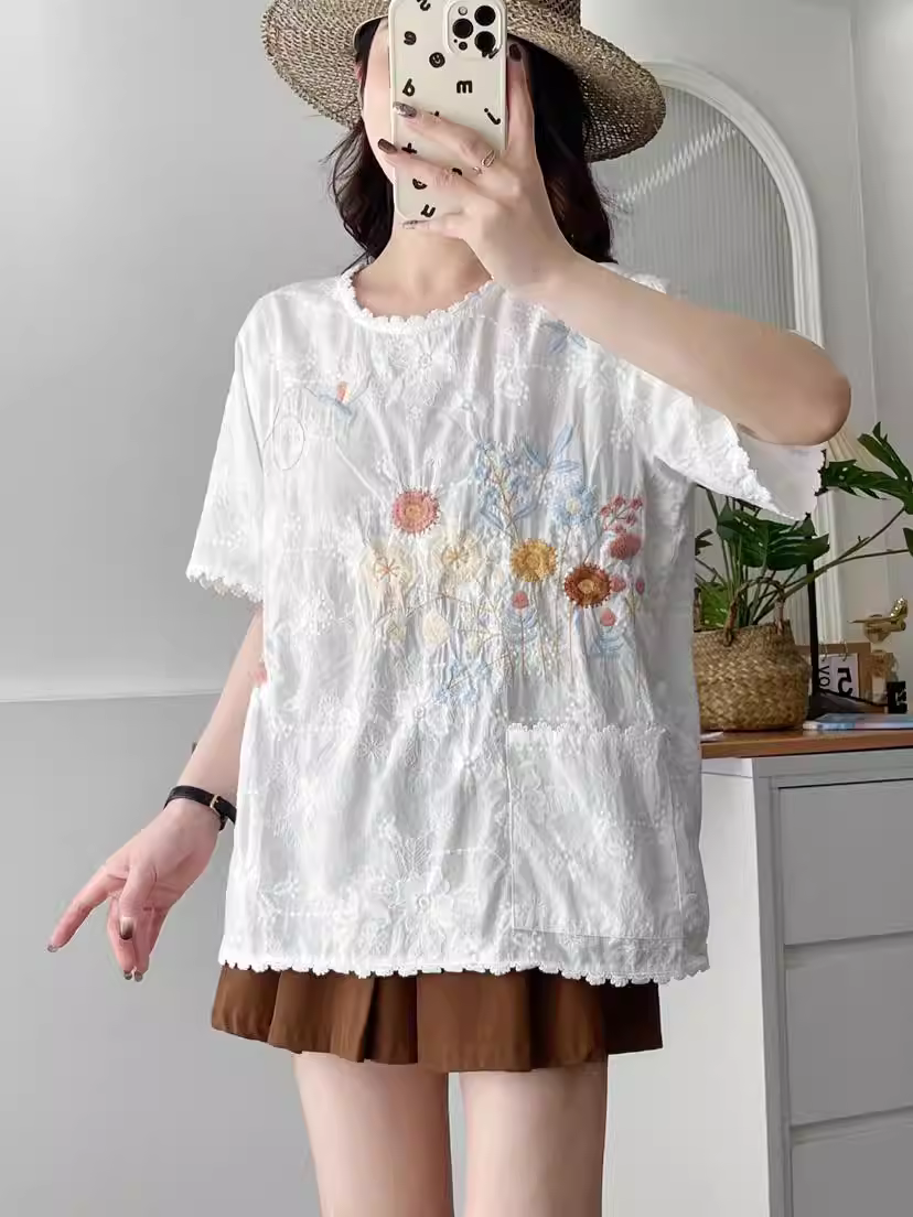 Áo sơ mi cotton thêu hoa mùa hè Dream Box 2025 cổ tròn tay ngắn dáng rộng, kiểu áo trẻ trung