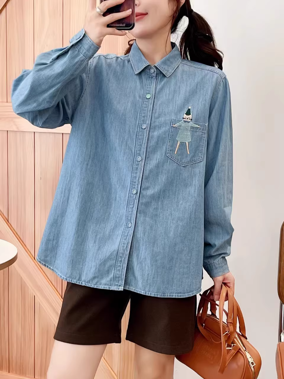 Áo sơ mi denim thêu hình mèo nữ tính Dream Box Thu 2024, cổ trụ, tay dài, dáng rộng, phong cách thường ngày