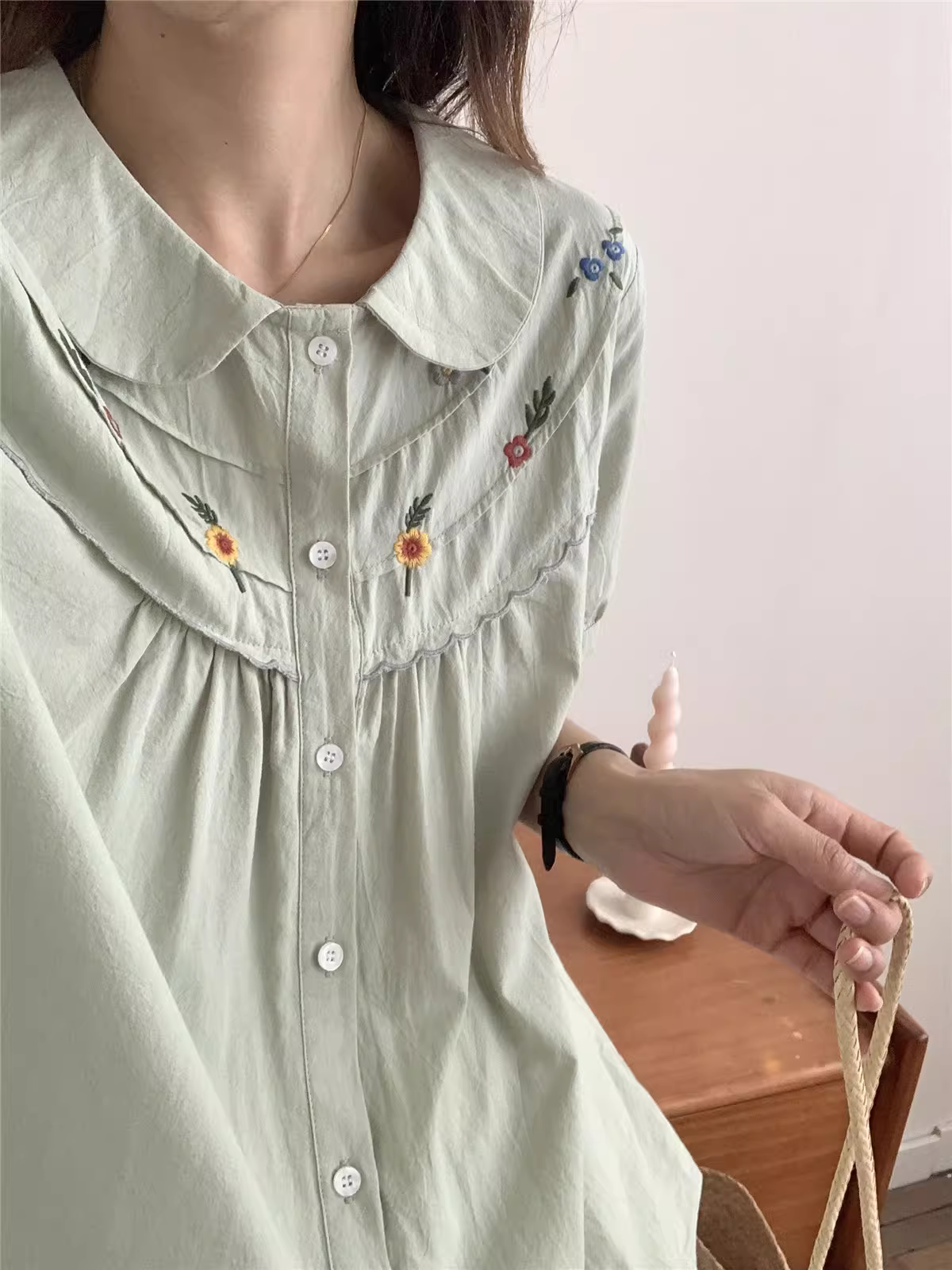 Áo sơ mi cotton thêu hoa tươi phong cách mới mùa hè 2025 Dream Box, cổ búp bê, tay ngắn, dáng rộng, trẻ trung dành cho nữ