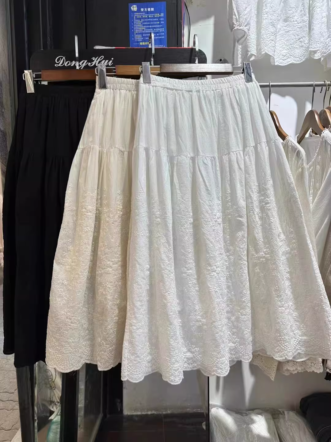 Váy cotton thêu nặng mùa xuân 2024 Dream Box, lưng thun, dáng chữ A, phong cách Mori Girl, chất liệu cotton nguyên chất, dài ngang đùi