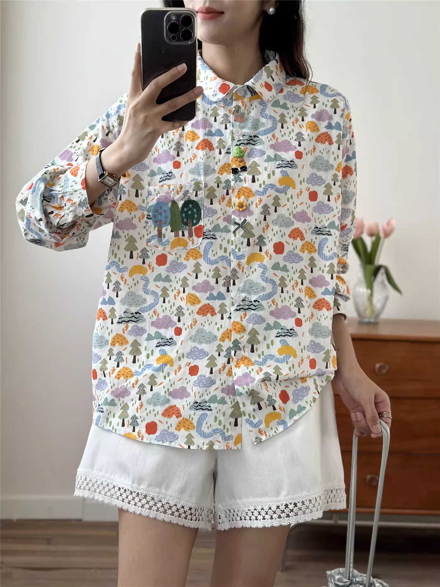 Áo sơ mi cotton in họa tiết rừng mùa thu Dream Box 2025, cổ sơ mi, tay dài, thêu cây, dáng rộng, áo trẻ trung.