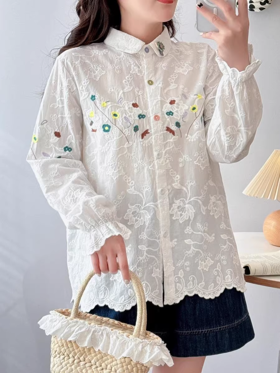 Áo sơ mi cotton thêu hoa mùa xuân Dream Box 2025, cổ sơ mi, tay dài bèo nhún, khuy áo nhiều màu, chất liệu thêu mềm mại, dáng rộng.