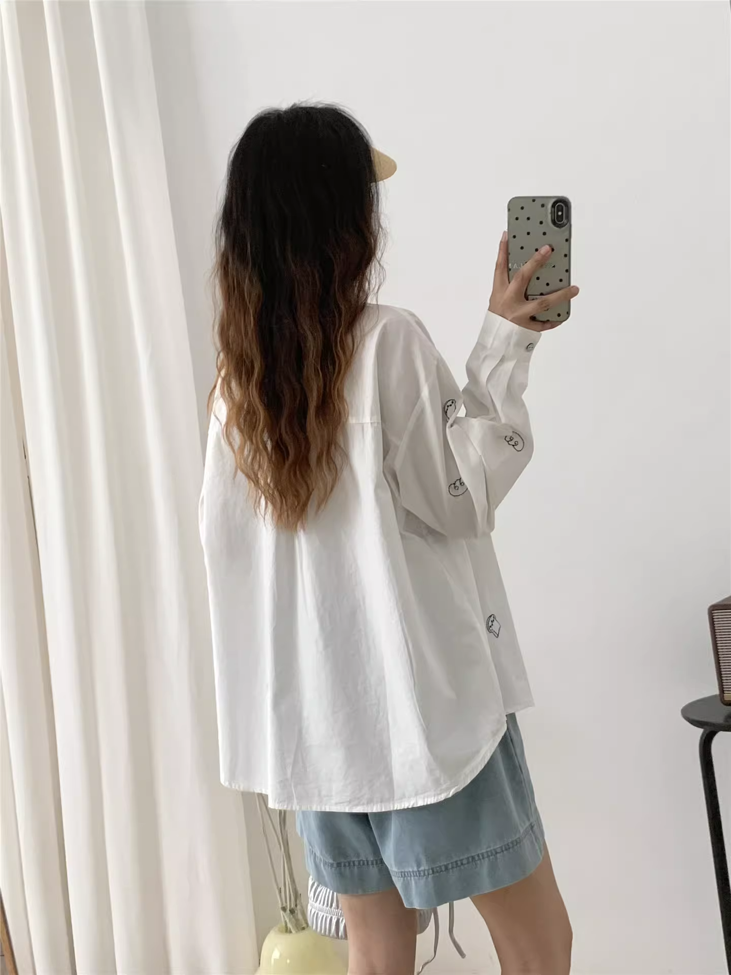 Áo sơ mi cotton thêu hình bánh mì mùa thu Dream Box 2025, cổ sơ mi, nhiều khuy, tay dài, dáng rộng, trẻ trung.