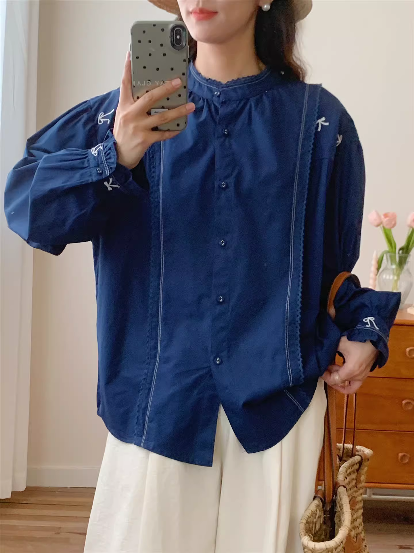 Áo sơ mi cotton thêu nơ mùa thu Dream Box 2025 cổ đứng tay dài dáng rộng, kiểu trẻ trung dành cho nữ