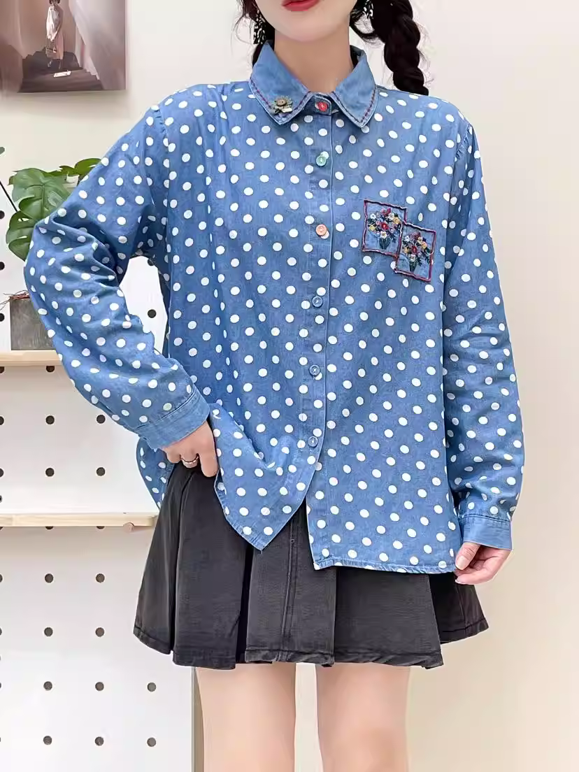 Áo sơ mi denim thêu hoa tươi mới mùa thu Dream Box 2024, cổ trụ, tay dài, cúc nhiều màu, dáng rộng, họa tiết chấm bi