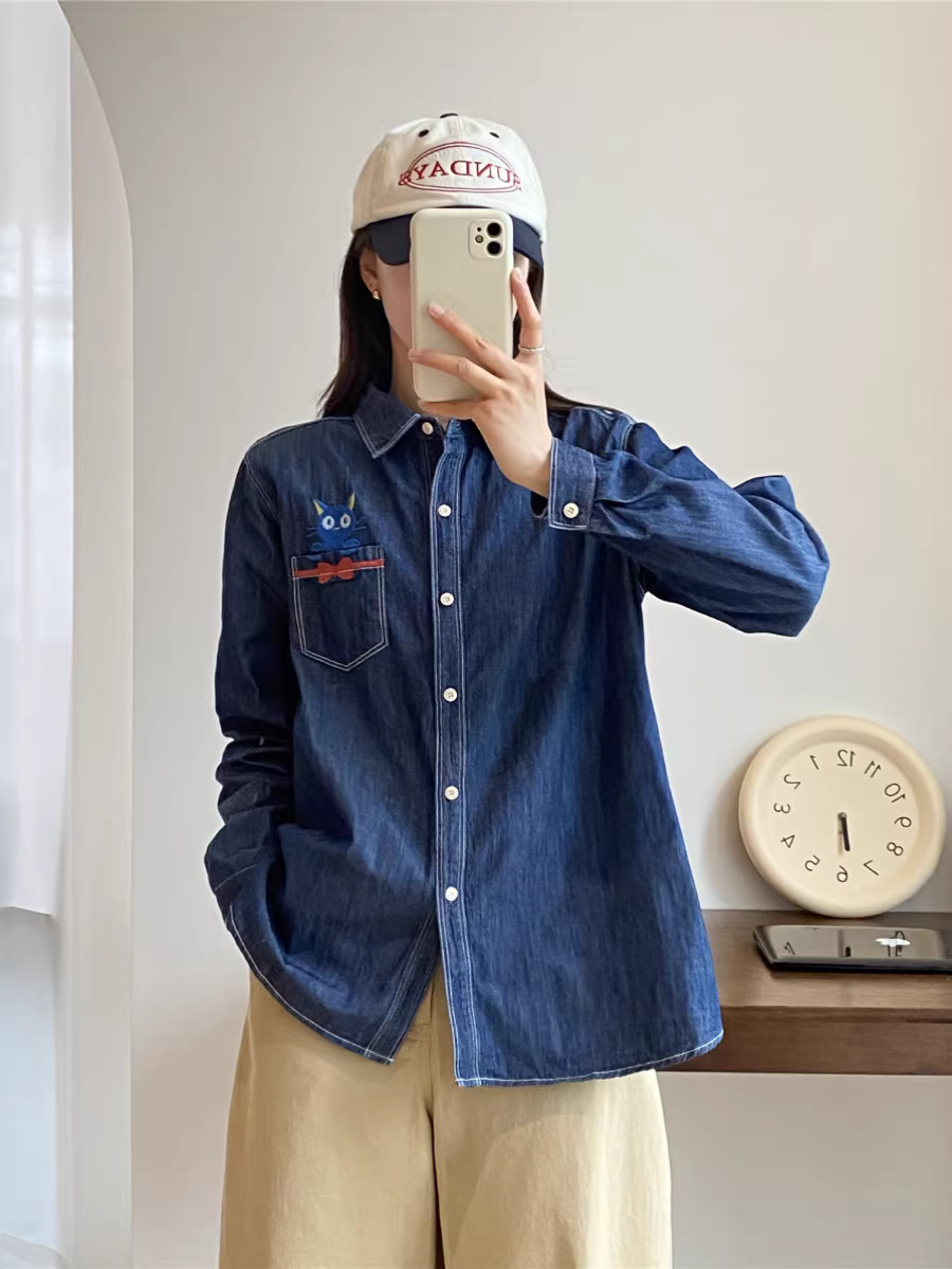 Áo sơ mi denim thêu hình mèo mùa thu mới Dream Box 2024, cổ trụ, tay dài, đa năng, dáng rộng, phong cách thường ngày