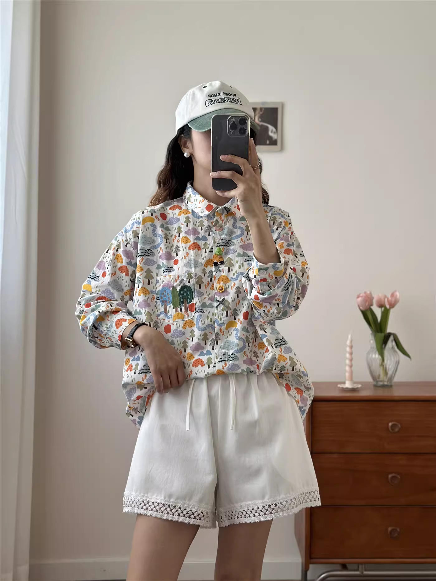 Áo sơ mi cotton in họa tiết rừng mùa thu Dream Box 2025, cổ sơ mi, tay dài, thêu cây, dáng rộng, áo trẻ trung.