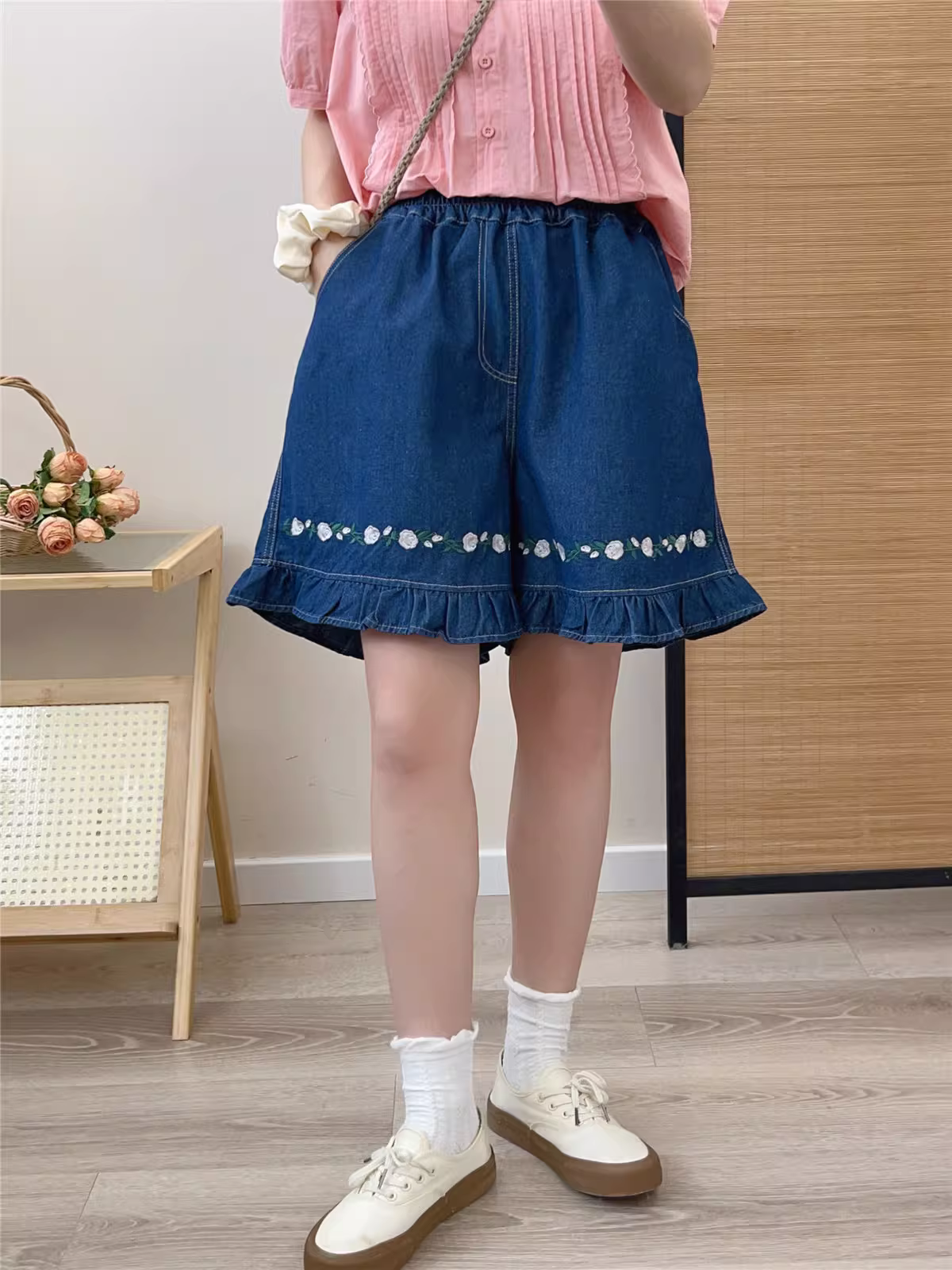 Quần short denim xếp ly dáng rộng, lưng thun, thêu hoa nhỏ, kiểu mới hè 2025, Dream Box