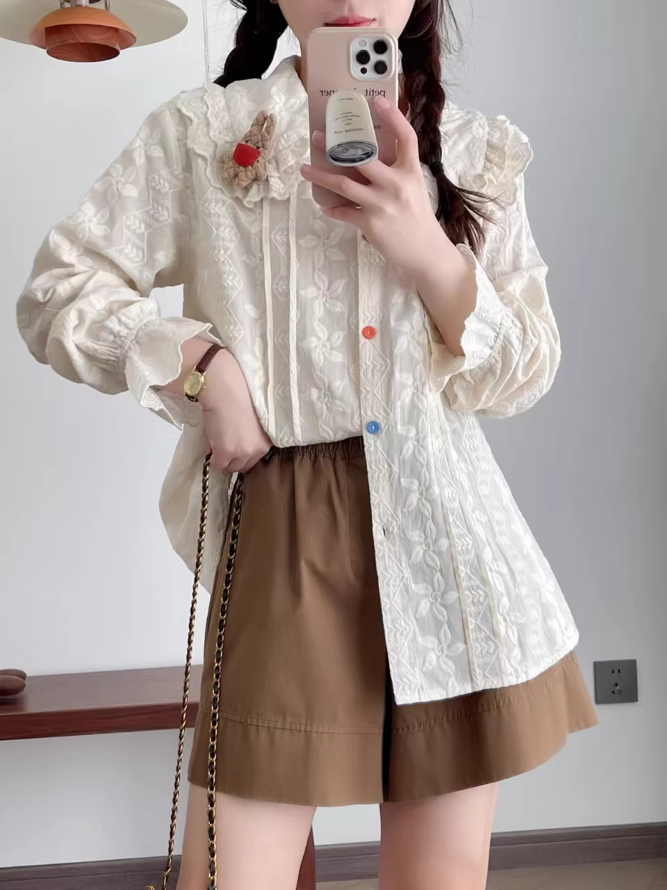 Áo sơ mi thêu hình thỏ hoạt hình mùa xuân 2025 Dream Box, cổ áo búp bê ren, tay bèo, nút nhiều màu sắc