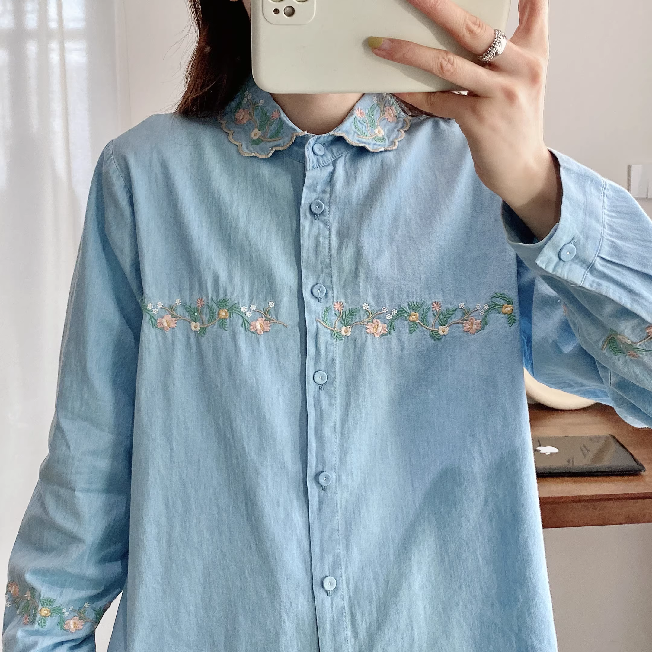 Áo sơ mi denim thêu hoa vintage mùa xuân 2024 Dream Box, cổ áo thêu, tay dài, dáng rộng, phong cách thường ngày