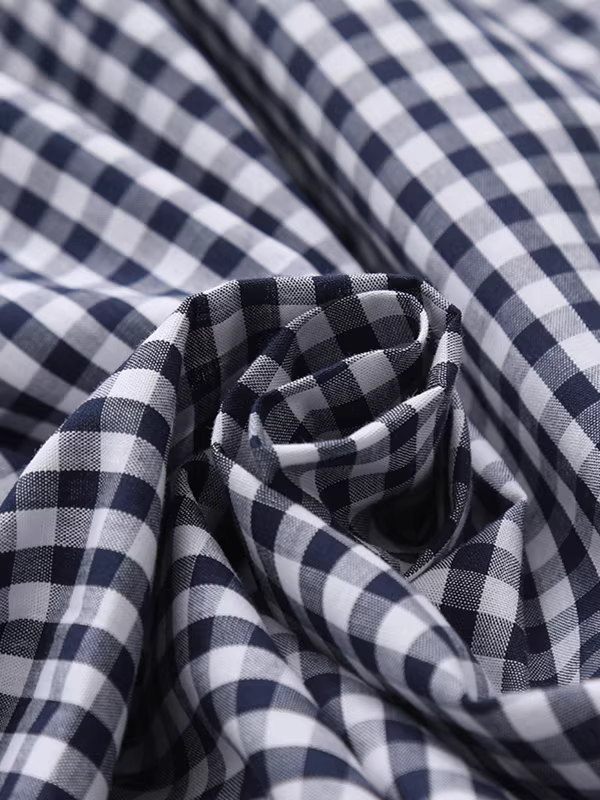 Đầm cotton kẻ caro nhỏ xinh phong cách mới mùa hè 2025 Dream Box, cổ áo thủy thủ thắt nút, kiểu dáng ôm eo.