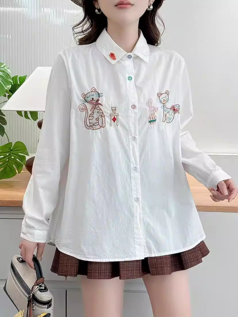 Dream Box 2025 Áo sơ mi cotton thêu hình mèo hoạt hình mới mùa thu có cổ bẻ, tay dài, cúc nhiều màu, dáng rộng, áo giảm tuổi tác.