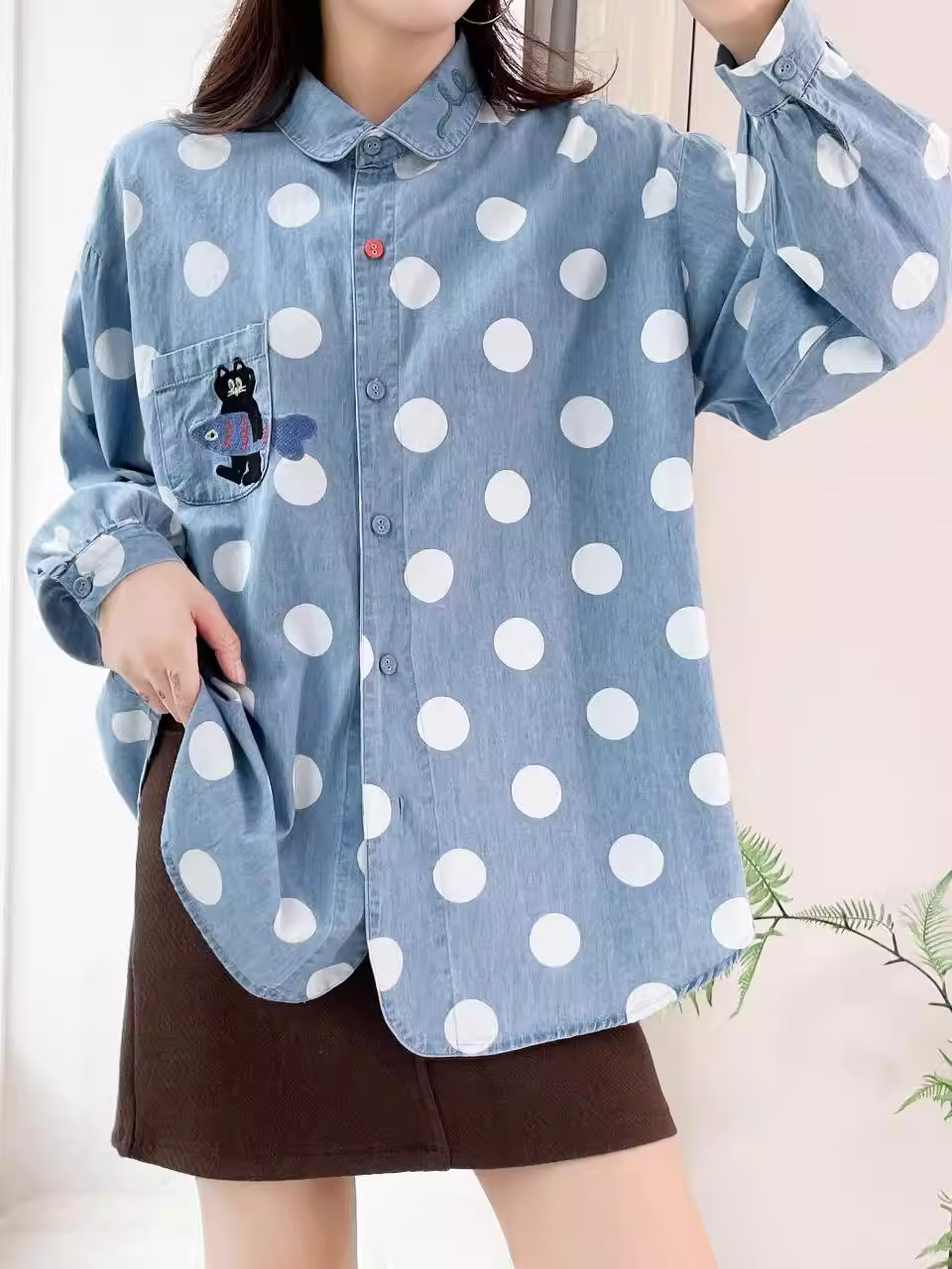 Áo sơ mi denim thêu hình mèo câu cá mùa thu mới Dream Box 2024, cổ trụ, tay dài, dáng rộng, họa tiết chấm bi lớn