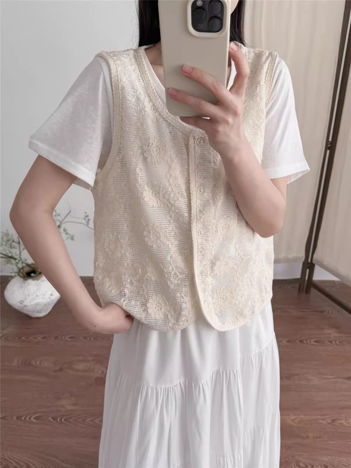 Áo gile nữ Dream Box 2025 mùa hè mới, kiểu dáng ngọt ngào, họa tiết hoa rỗng, cổ tròn, cài khuy đơn, màu trơn, chất liệu ren.