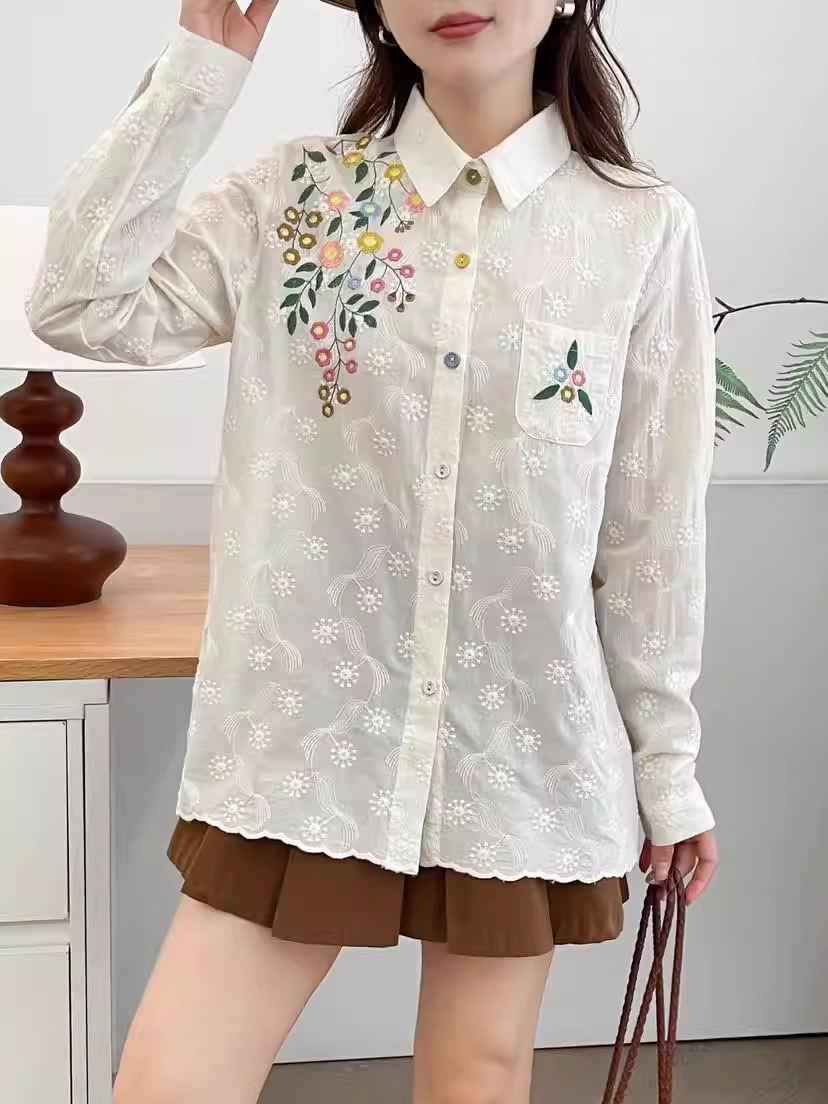 Áo sơ mi cotton thêu hoa tươi mới mùa thu Dream Box 2025, cổ trụ, tay dài, túi thêu, dáng rộng.