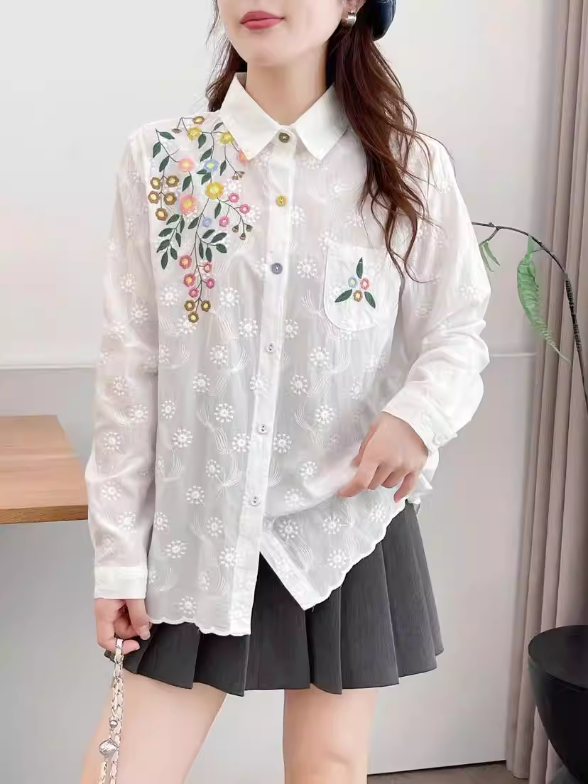 Áo sơ mi cotton thêu hoa tươi mới mùa thu Dream Box 2025, cổ trụ, tay dài, túi thêu, dáng rộng.