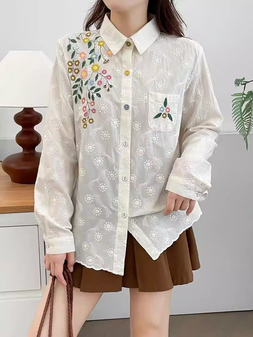 Áo sơ mi cotton thêu hoa tươi mới mùa thu Dream Box 2025, cổ trụ, tay dài, túi thêu, dáng rộng.
