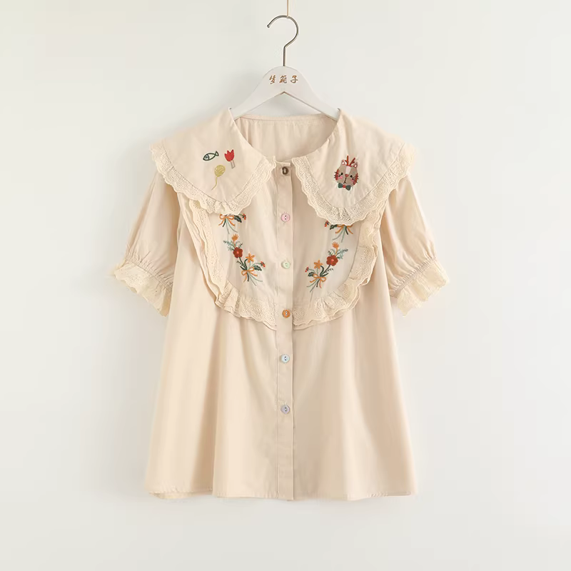 Áo sơ mi cotton dáng rộng tay ngắn bèo nhún cổ búp bê thêu hoa mèo mùa hè mới Dream Box 2025