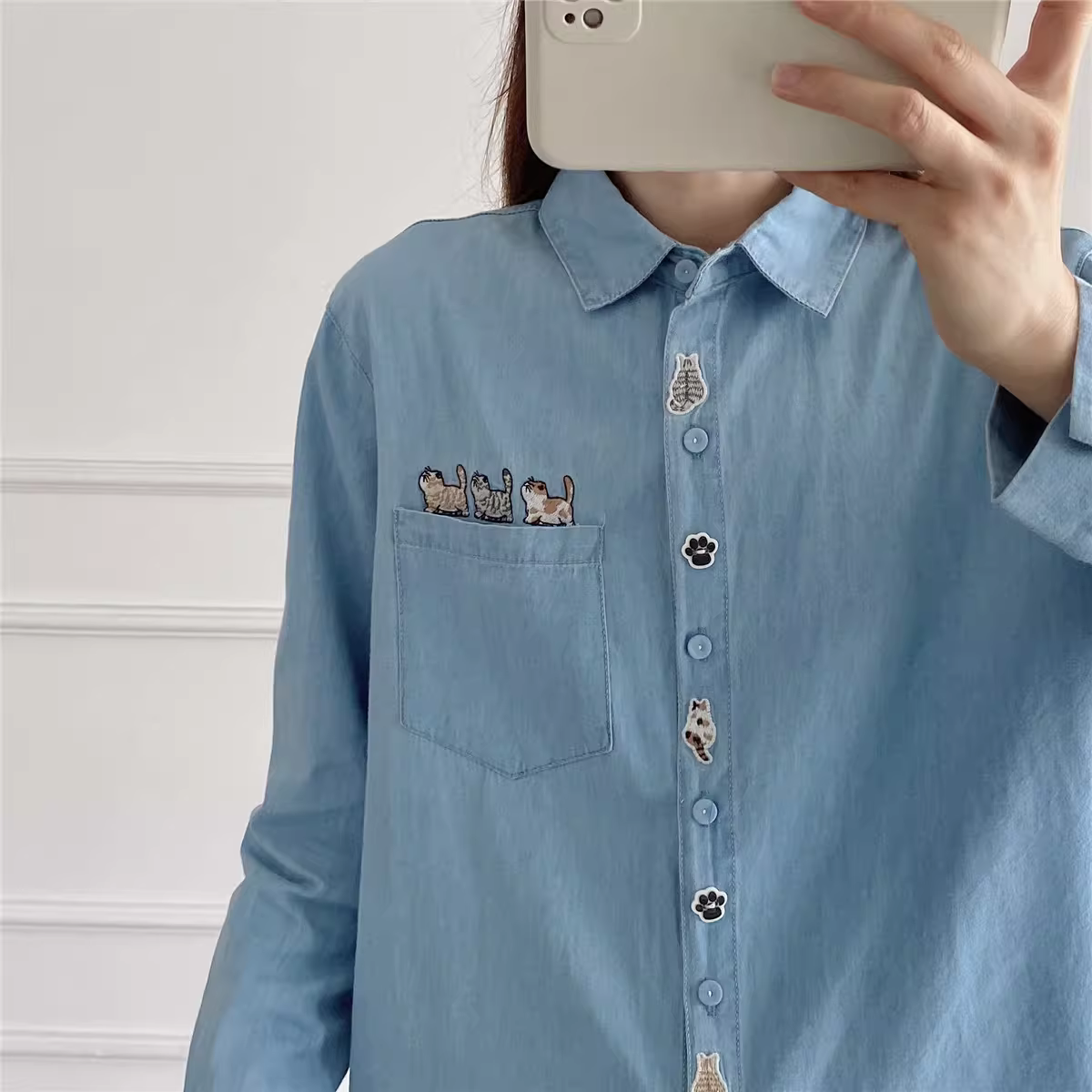 Dream Box 2023 Áo sơ mi denim màu trơn mới tươi mới mùa thu có cổ bẻ, tay dài, thêu hình mèo, áo sơ mi dáng rộng thông thường.
