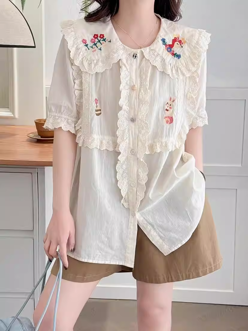 Áo sơ mi cotton thêu hoa tươi phong cách mới mùa hè 2025 Dream Box, cổ búp bê, tay ngắn, dáng rộng, kiểu dáng trẻ trung, phối ren