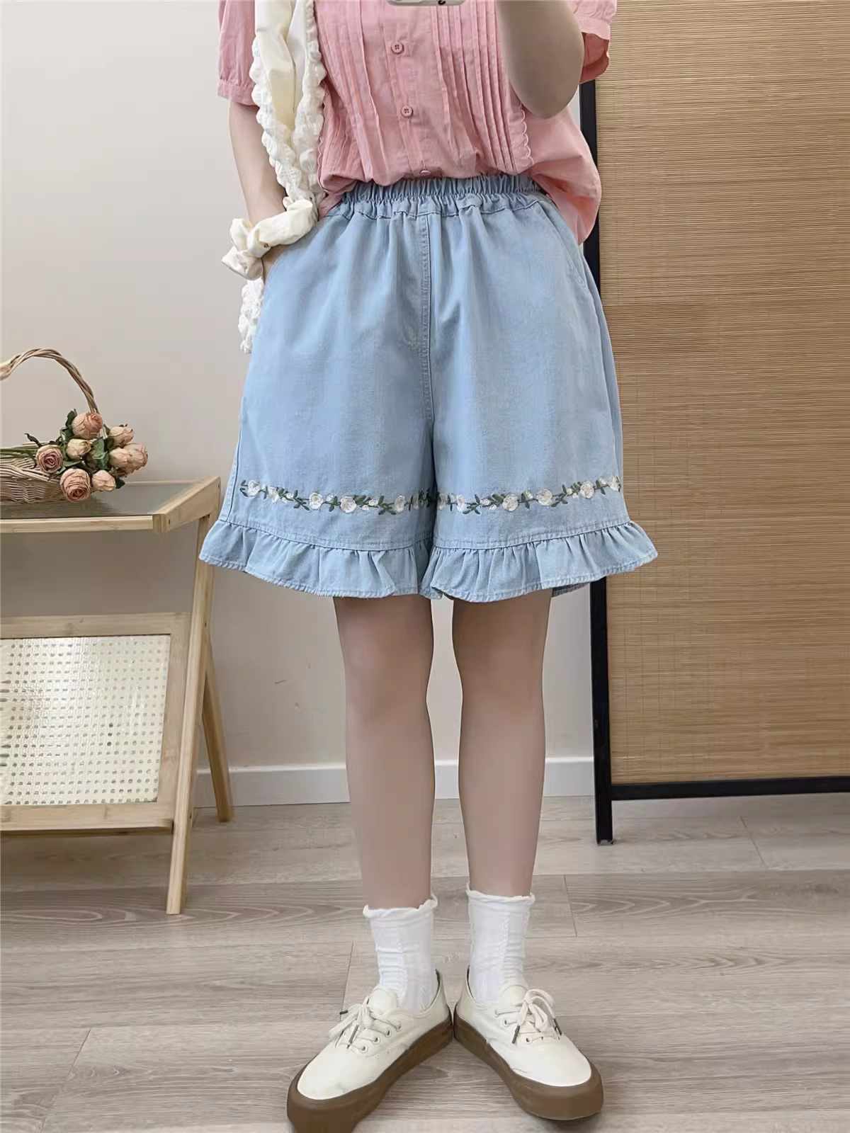 Quần short denim xếp ly dáng rộng, lưng thun, thêu hoa nhỏ, kiểu mới hè 2025, Dream Box