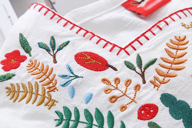 Áo sơ mi thêu hình con nhím rừng phong cách minh họa mới mùa hè 2024 Dream Box, cổ vuông, chất liệu cotton trắng