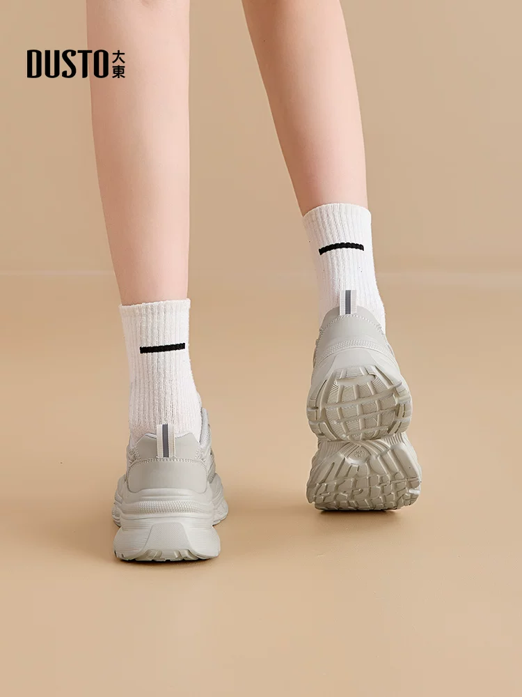 Giày bố đế dày nữ giúp chân trông nhỏ hơn, giày đen mùa thu đông 2025 mới, giày tăng chiều cao, giày thể thao thường ngày.