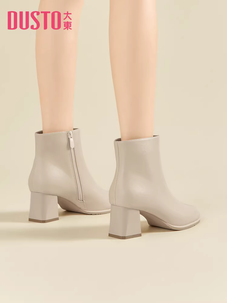 Giày bốt cao gót ngắn Dadong dành cho nữ 2025, mẫu mới thu đông, giày cao gót kiểu Pháp, bốt cổ ngắn màu trắng, mũi vuông, gót thô, kiểu dáng ôm sát.
