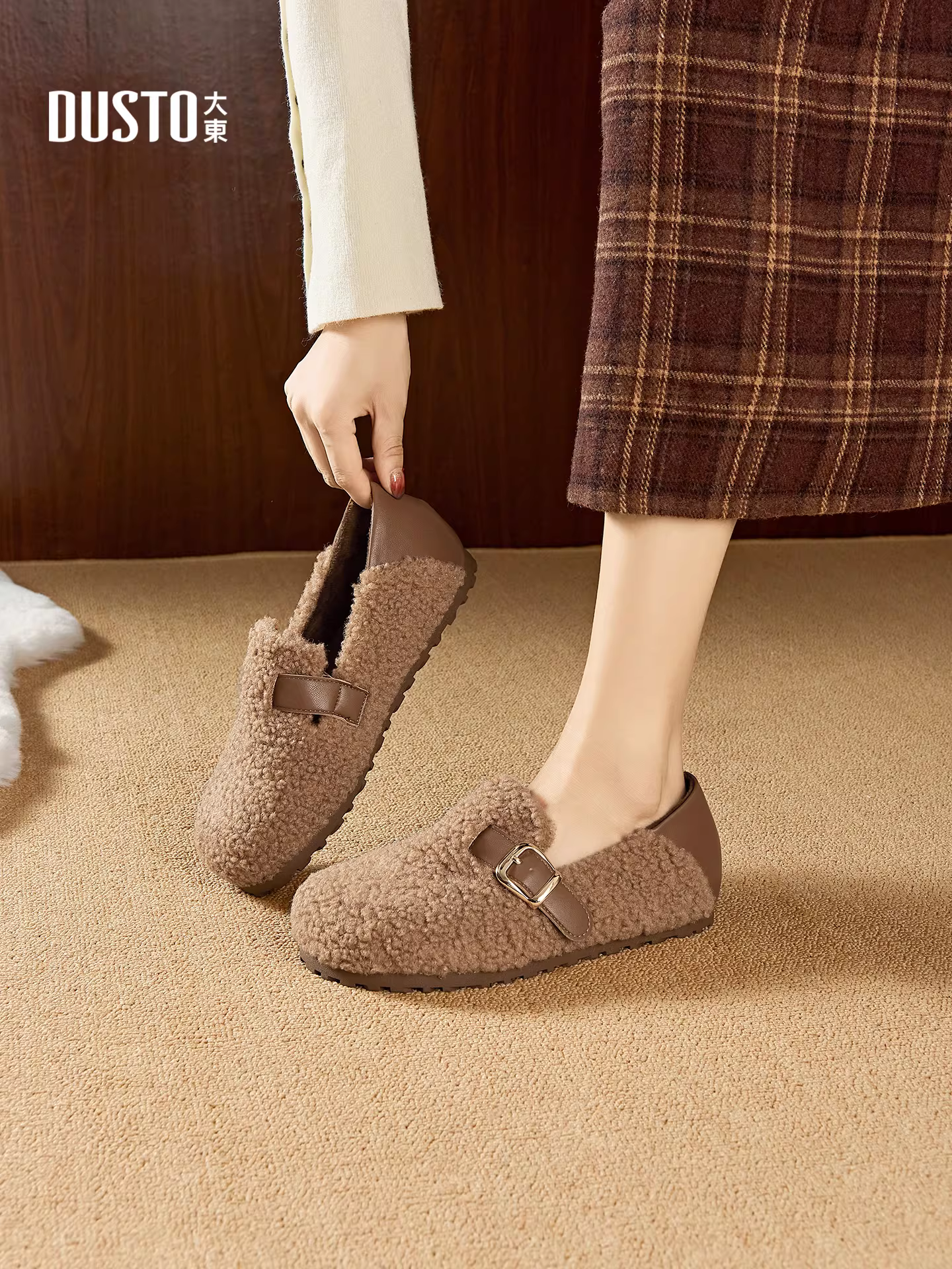 Giày lười nữ lót lông dùng cho ngoài trời, giày bông ấm mùa thu đông 2025 mới có lớp lót lông mềm, kiểu giày lười Birkenstock.
