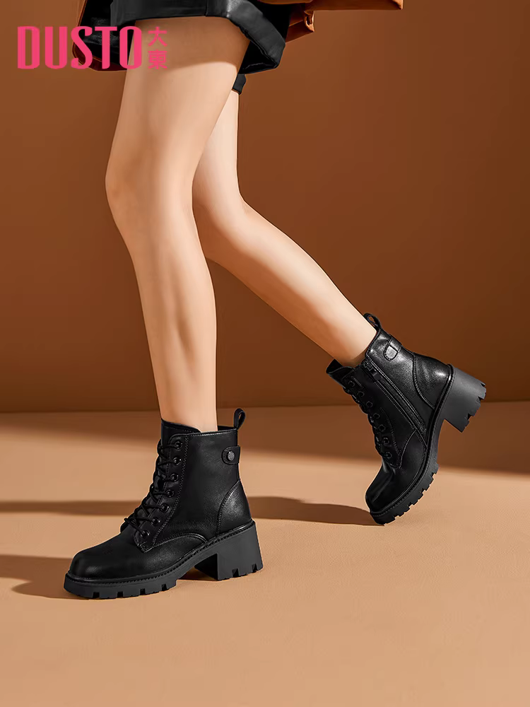Giày bốt Martin đen Dadong dành cho nữ, kiểu dáng mới phổ biến mùa thu đông 2025, giày bốt lót lông cừu, giày bốt đế dày tăng chiều cao, gót vuông, kiểu ngắn dành cho nữ.