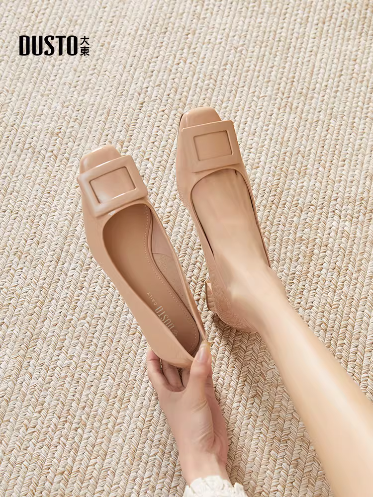 Giày bệt Dadong dành cho nữ, mẫu mới thu 2025, giày công sở và đi làm, giày cao gót đế thô màu đen phối chân váy.