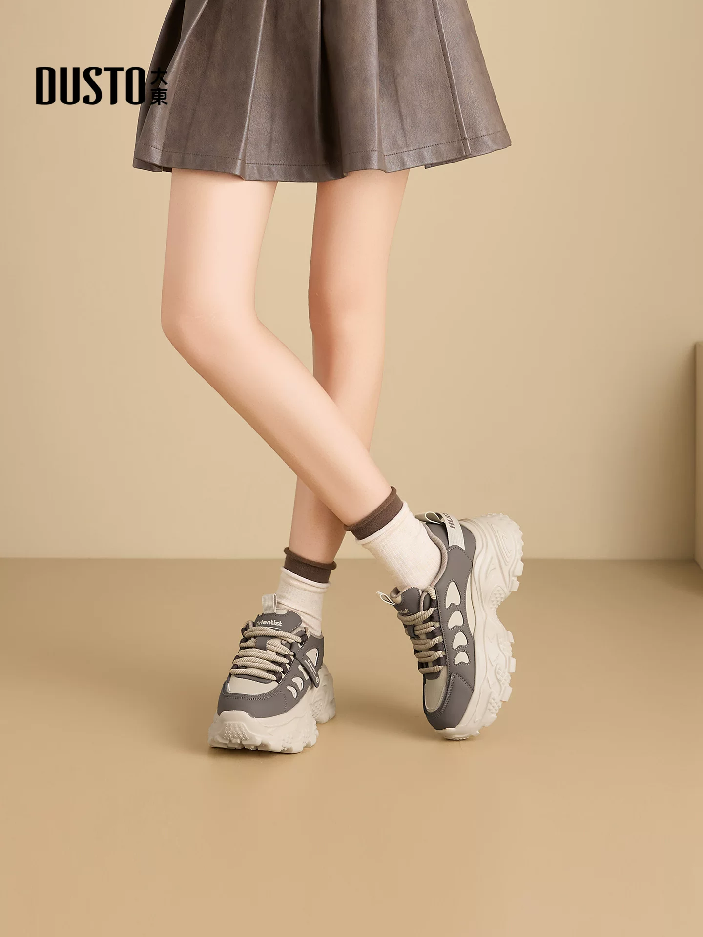 Giày thể thao đế xuồng nữ kiểu dáng mới thu đông 2025, giày trắng đa năng phối hợp tốt với quần ống rộng, giày tăng chiều cao.