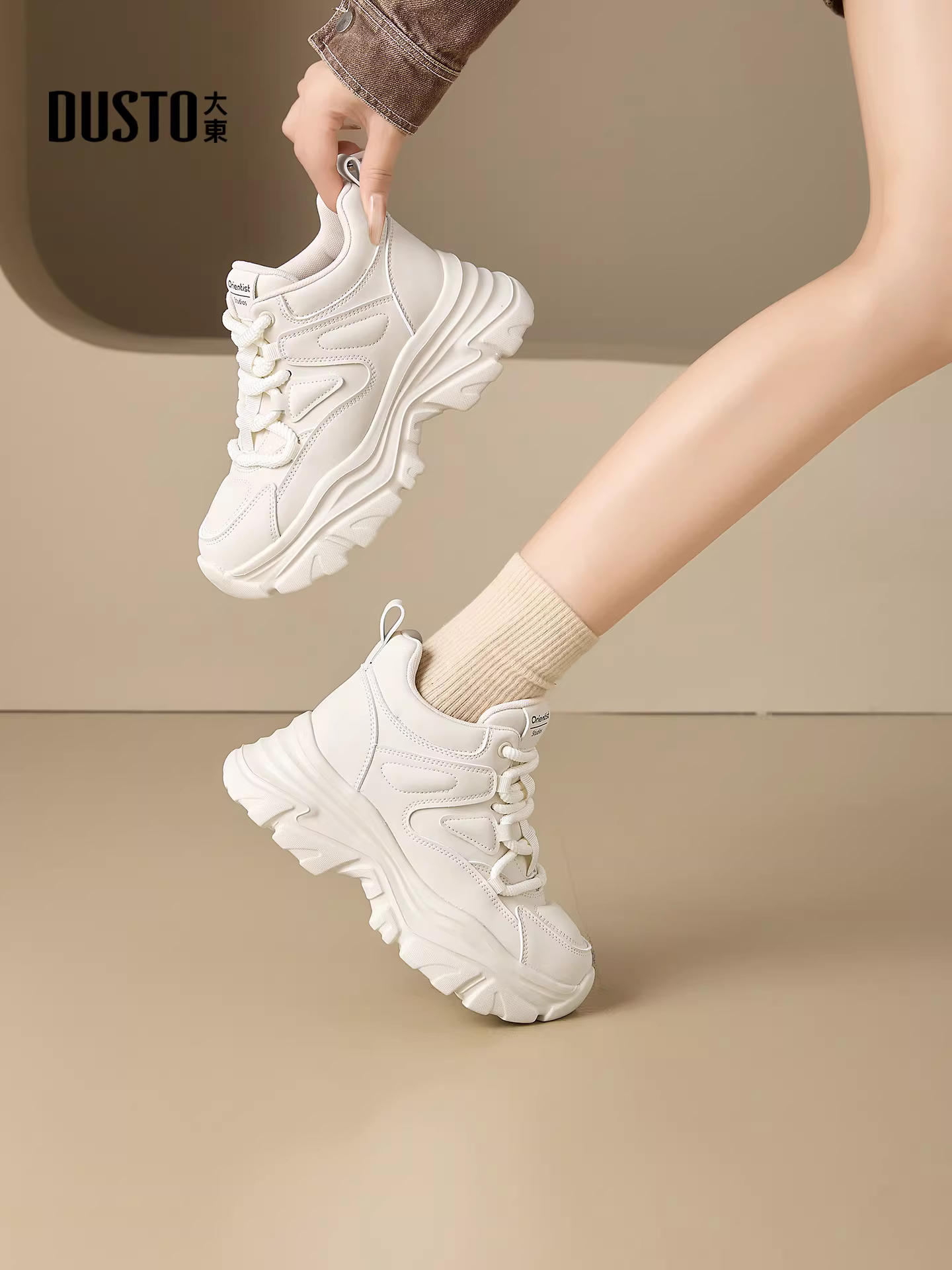 Giày thể thao bố dành cho nữ màu trắng, mẫu mới thu đông 2025, đế dày tăng chiều cao, đa năng, kiểu cao cổ, phong cách thể thao thường ngày.