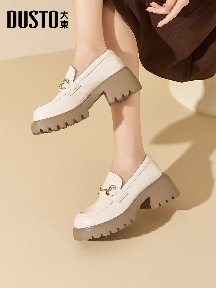 Giày da nhỏ kiểu Anh đen Dadong dành cho nữ, mẫu mới thu đông 2025, đế dày, kiểu platform, mũi tròn, giày đơn.