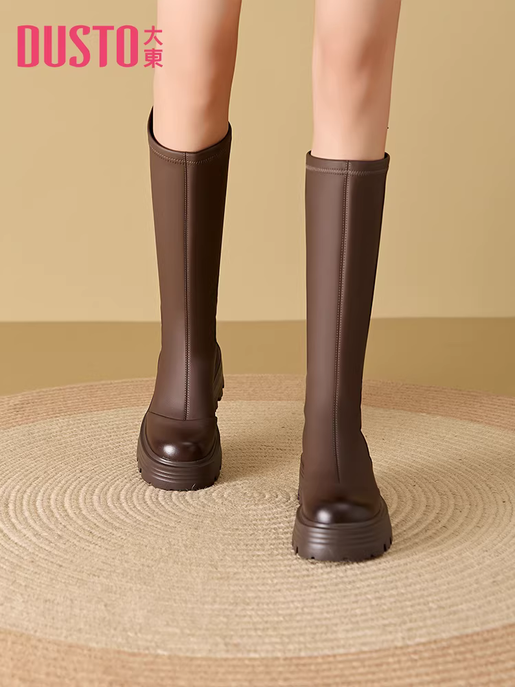 Giày bốt dài màu nâu Dadong dành cho nữ, kiểu mới thu đông 2025, kiểu dáng Yadan đế dày nhỏ nhắn, bốt ôm dáng, bốt cưỡi ngựa.