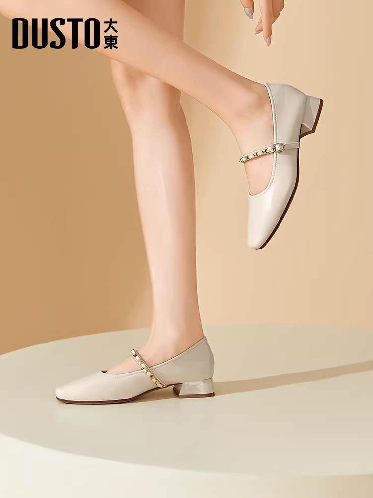 Giày Mary Jane đế thấp đa năng kiểu dáng cổ điển, màu nâu nhạt, miệng giày nông dành cho nữ, kiểu thu mới 2025, phối cùng chân váy.