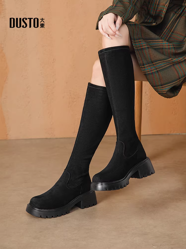 Giày bốt cao cổ đế dày Dadong dành cho nữ 2025, mẫu mới thu đông, kiểu dáng thon gọn, chất liệu da lộn đen, kiểu dáng ôm sát, chất liệu thun co giãn.