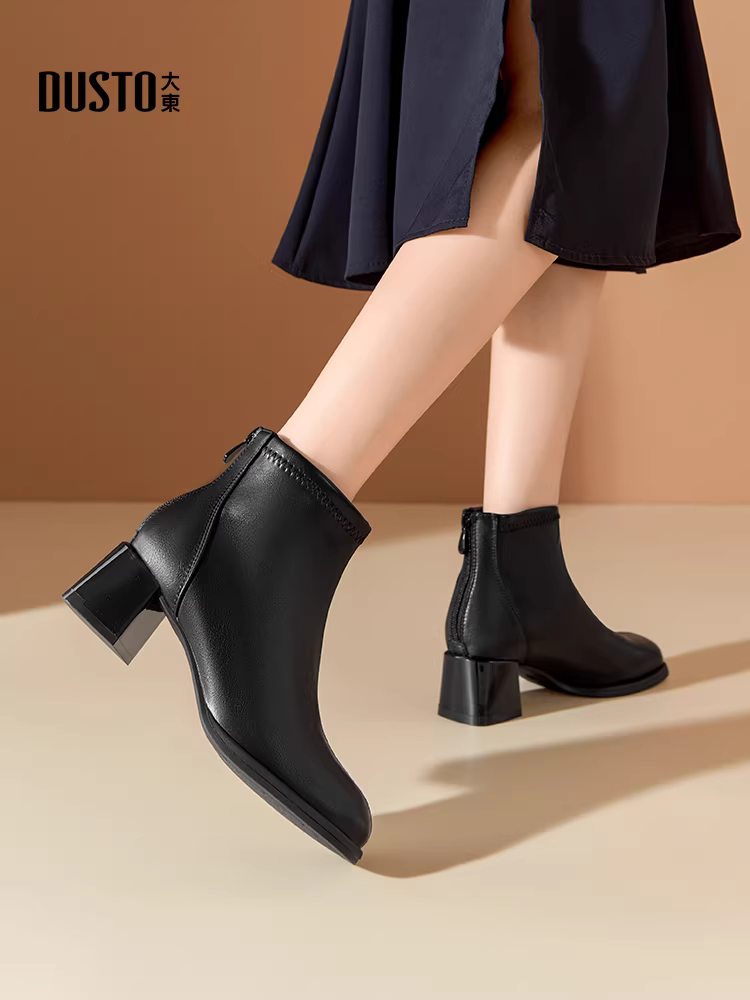 Giày bốt ngắn màu trắng Dadong dành cho nữ, mẫu mới thu đông 2025, gót dày cao, phối chân váy, kiểu Pháp.