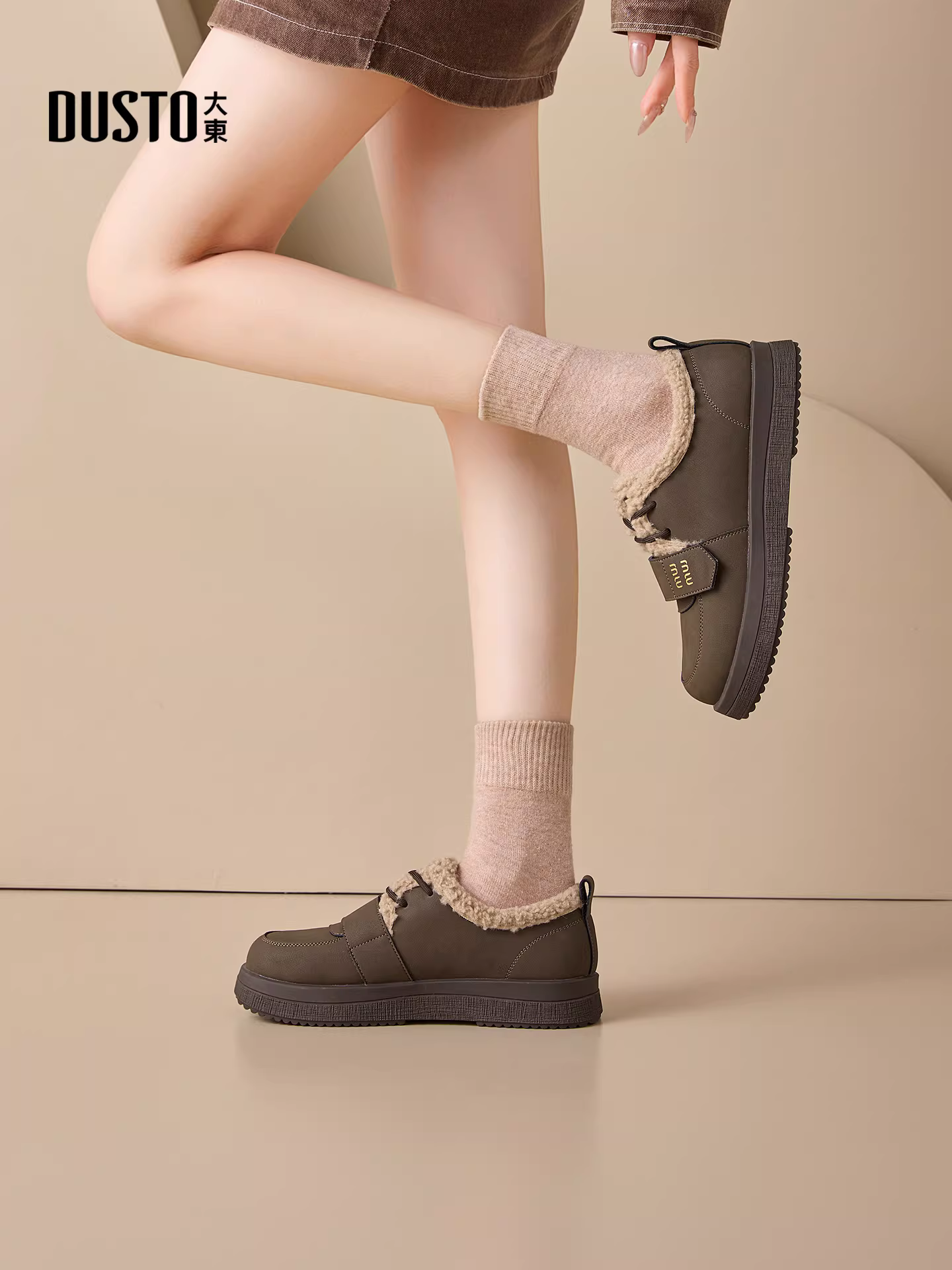 Giày nữ mùa đông 2025 kiểu Birkenstock đế dày, lót lông cừu giữ ấm, thích hợp đi ngoài trời.