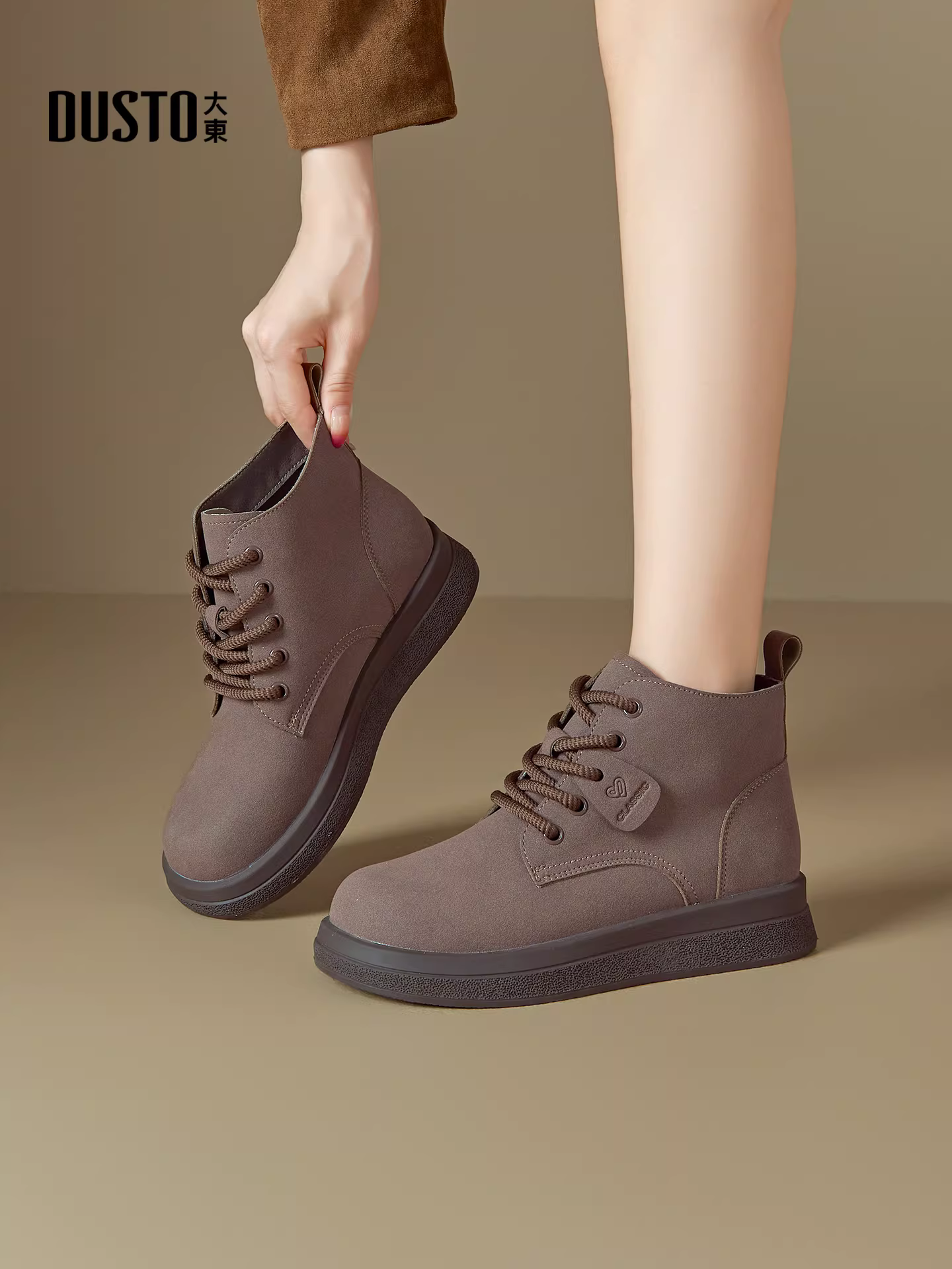 Giày bốt ngắn buộc dây kiểu retro Dadong dành cho nữ, mẫu mới thu đông 2025, giày bệt nữ phối với áo khoác, giày bốt đế dày kiểu Martin