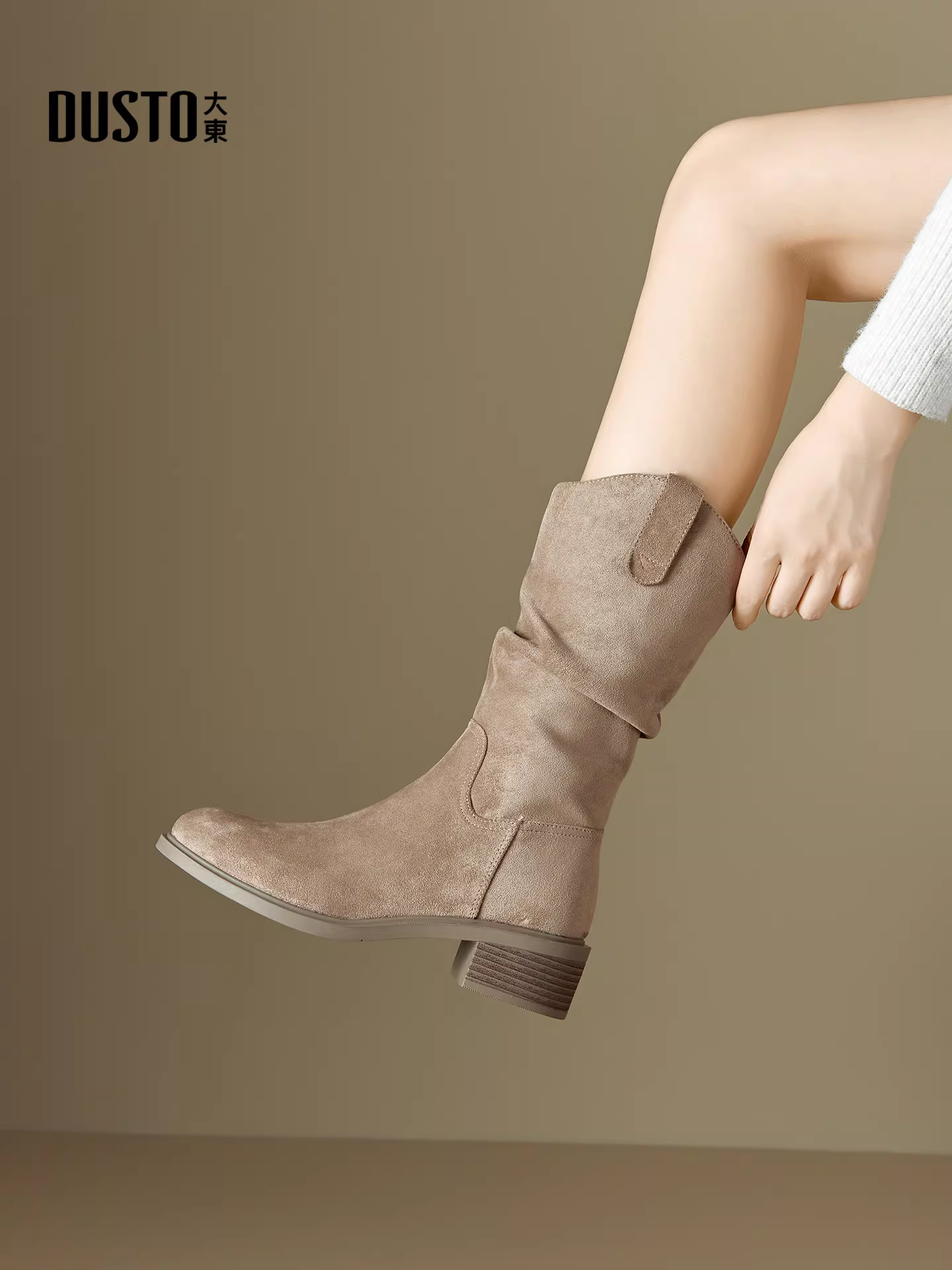 Giày bốt nữ Dadong đen cao đến giữa bắp chân, mẫu mới thu đông 2025, chất liệu da lộn xếp ly, kiểu dáng lười, gót dày, bốt ngắn, kiểu dáng ôm sát.