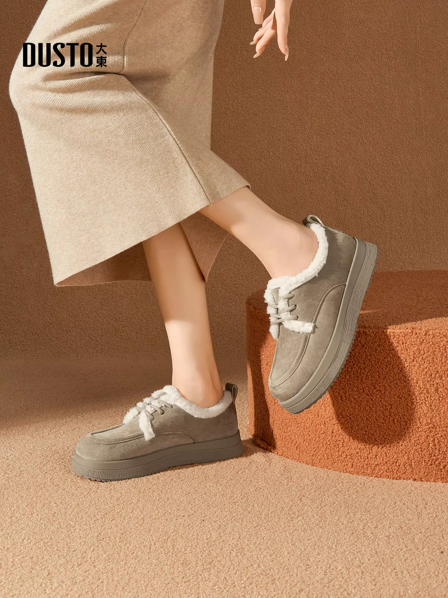 Giày lười nữ mùa đông 2025 kiểu mới đế dày, lót lông mềm mại, giày cotton ấm áp, giày đơn cổ sâu, giày lông thú.