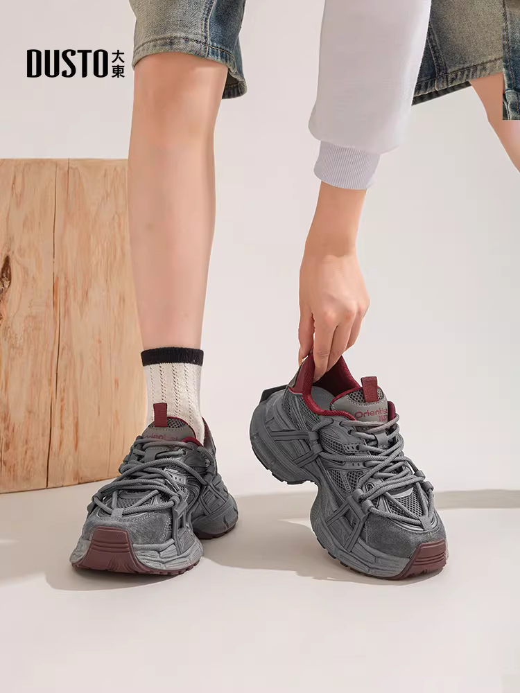 Giày thể thao nữ đế dày kiểu bố 2025 mới, thoáng khí, mỏng, màu xám, tăng chiều cao, phong cách thường ngày