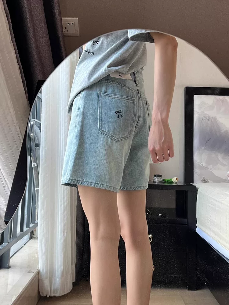 Thân hình quả lê, quần short denim ống thẳng màu sáng dành cho nữ, mùa hè, cỡ lớn, lưng cao, dáng rộng, dáng thon gọn, quần short ống rộng, dài vừa phải.